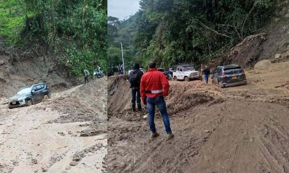 Atascado en el lodo Vehículo quedó atrapado en 15 Letras Planadas y la comunidad lo rescató