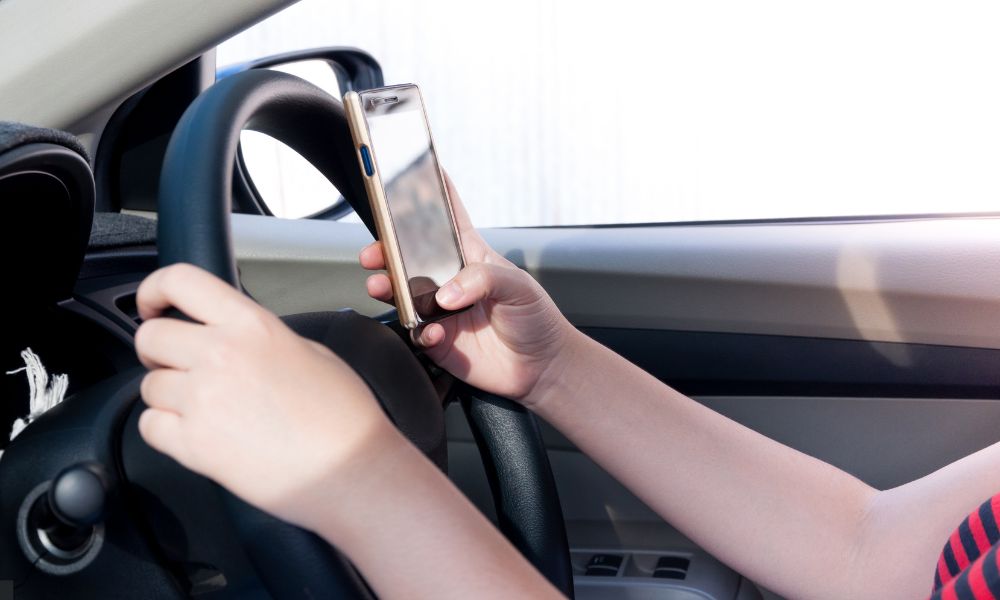 Cómo evitar distracciones al volante y mejorar la concentración