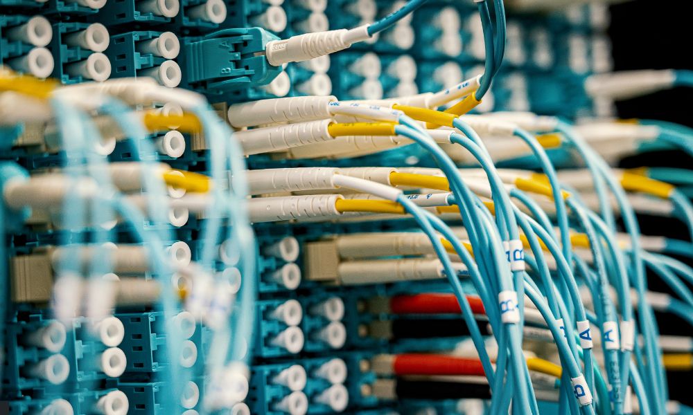 Cómo organizar cables y dispositivos electrónicos dentro de la cabina