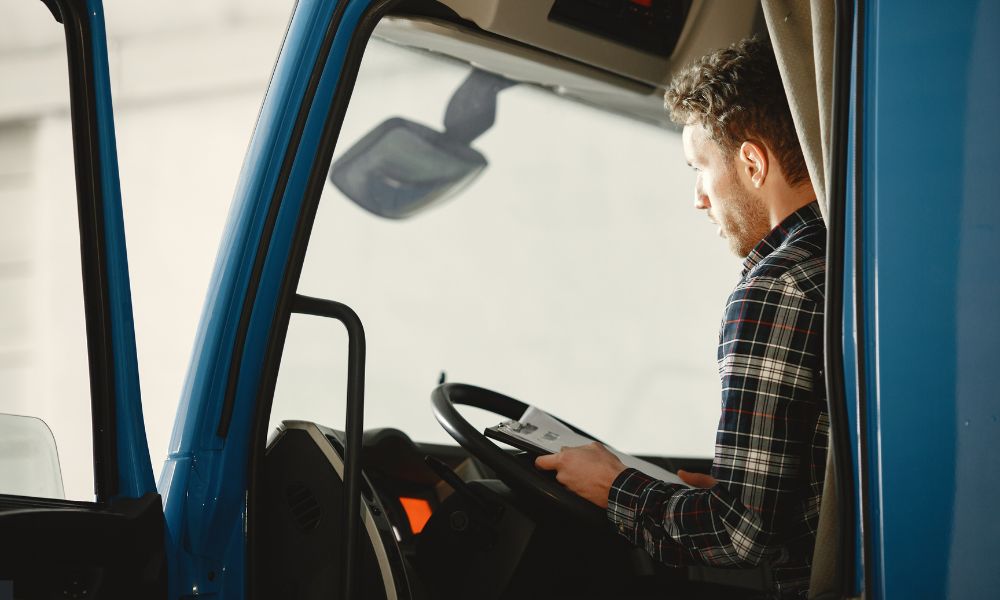 accesorios imprescindibles que todo camionero debe llevar en su cabina