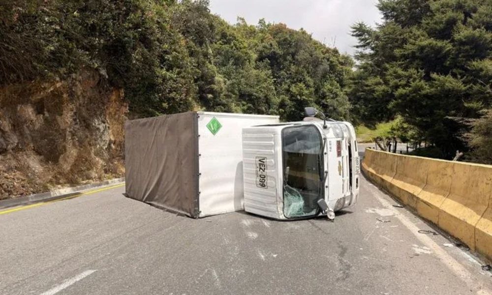#MOVILIDAD #QUINDÍO A esta hora se presenta volcamiento sentido Cajamarca - Calarcá, bajando La Línea. El conductor está estable, Sismedica en el sitio
