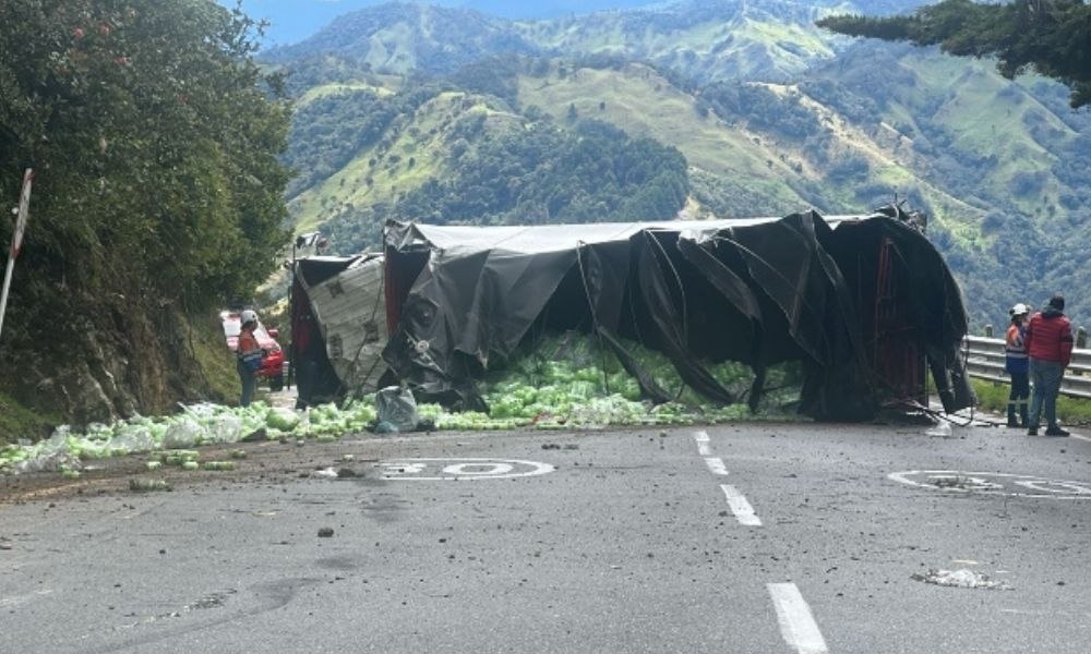 #MOVILIDAD #QUINDÍO A esta hora se encuentra la movilidad sentido Cajamarca - Calarcá, por volcamiento. El conductor está bien